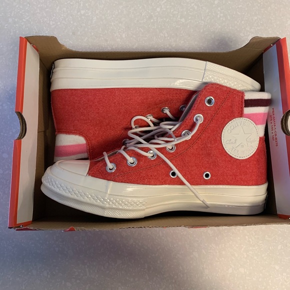 Red girl converse - Picture 1 of 6